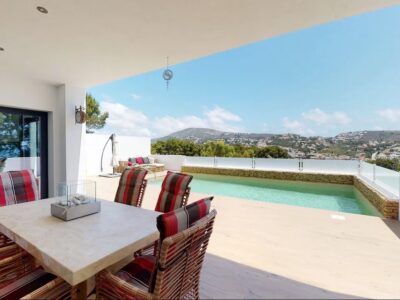 Villa for sale with seven bedrooms with sea views in Moraira